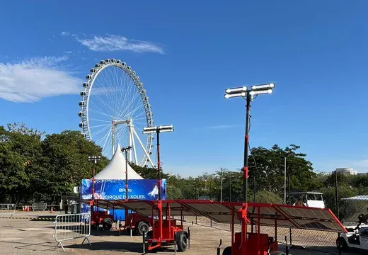 Torres de iluminação solar ECO 300 em operação em evento a céu aberto