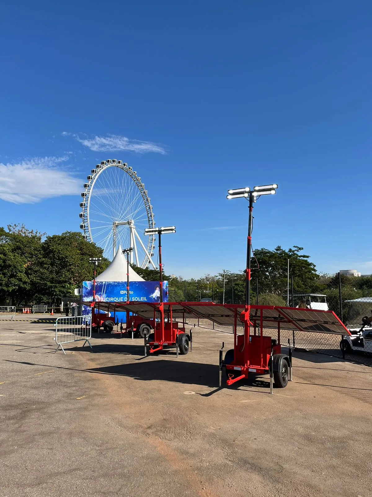 Frota de torres de iluminação solar ECO 300 da Revlo instaladas em evento